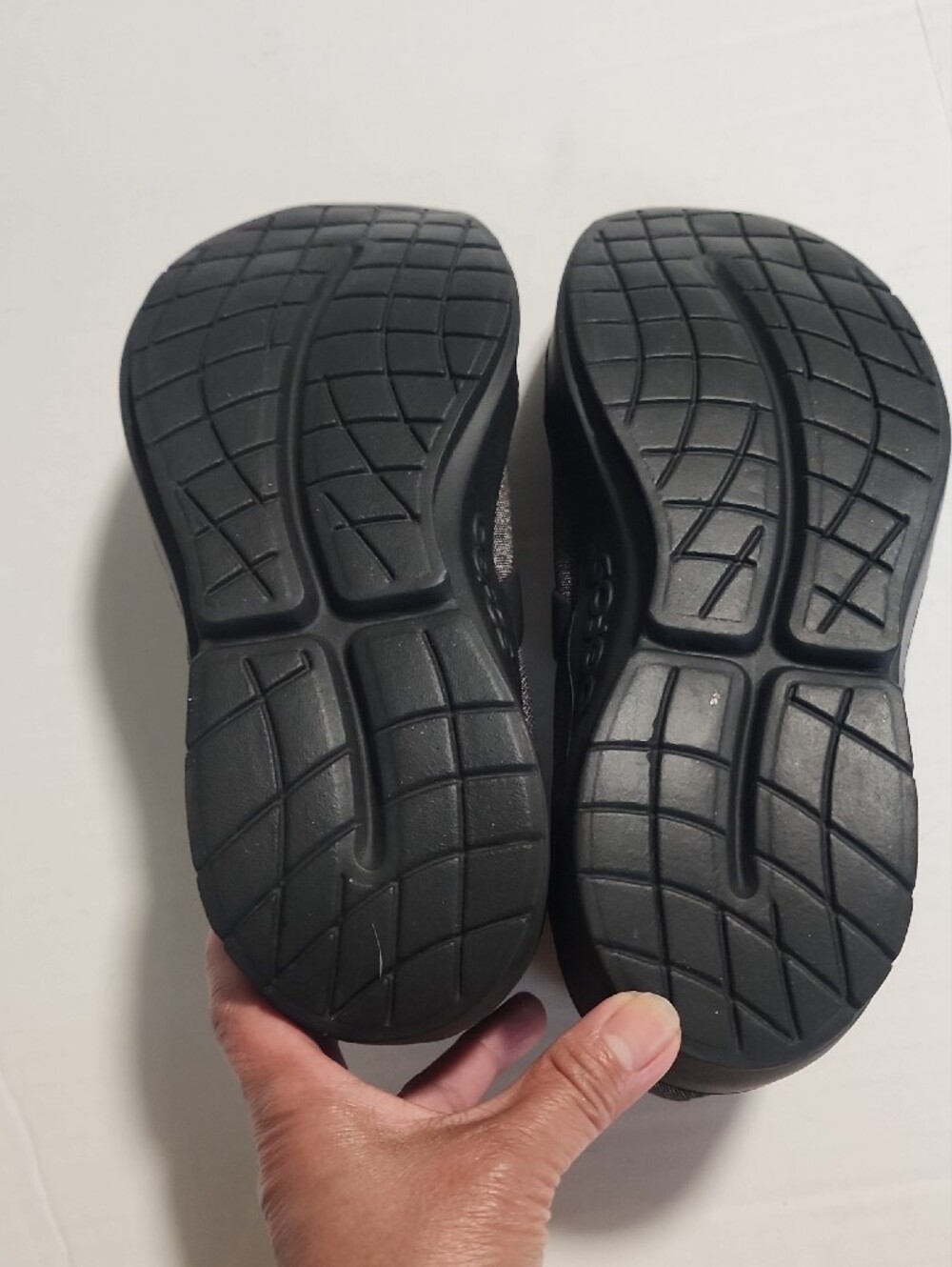 OOFOS Black Slip-On Clogs with Green Insole - Picture 6 of 10